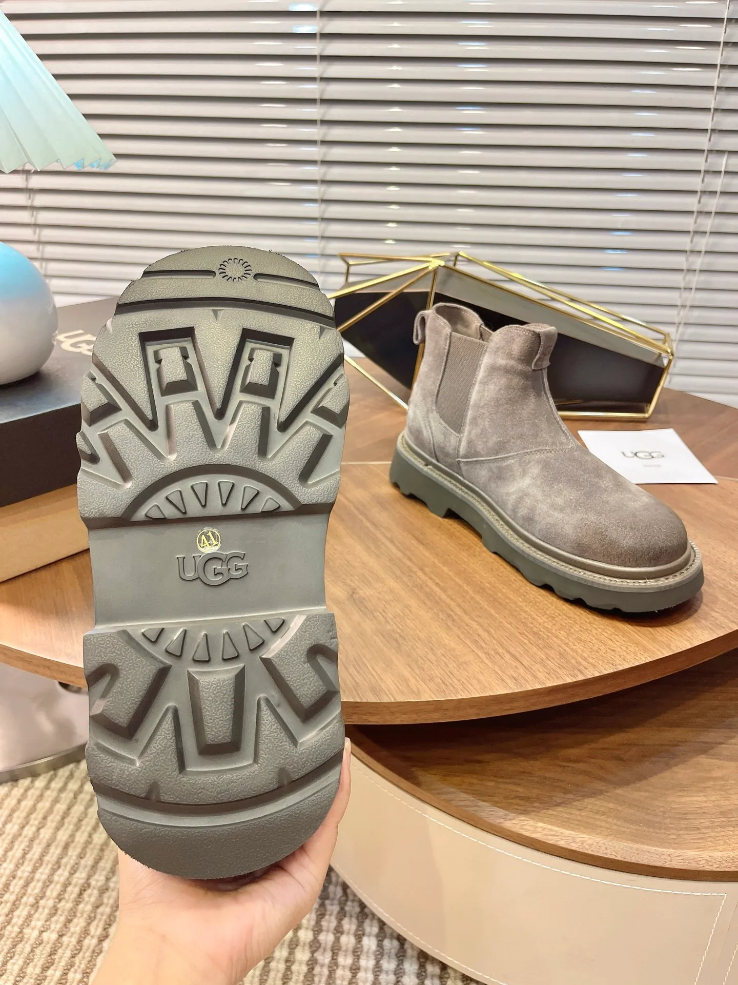【UGG】 P: 600💰 Size: 40 to 44 (45 custom-made) 2025 new style 𝑼𝑮𝑮•Men's ◾️. Winter snow boots and fur shoes. The matching coefficient is also 100%. 💥Good-looking✨Fully fashionable and stylish when worn. 📈 Lager casual boots, lace-up style. The heels are decorated with hot embossed brand logos. Item No.: 1171113 Upper: high-quality cow suede Lining: sheepskin imported from Australia 🐑The inner lining is made of Australian lamb wool Outsole: EVA non-slip outsole.